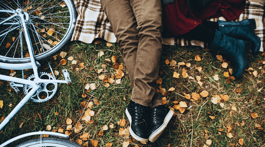 Die besten Herren Outfits für ein Spätsommer-Picknick im Park.